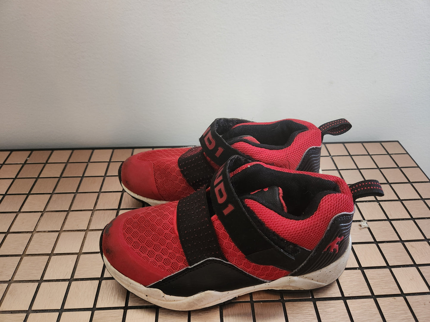 Boy's Size 1 Runners