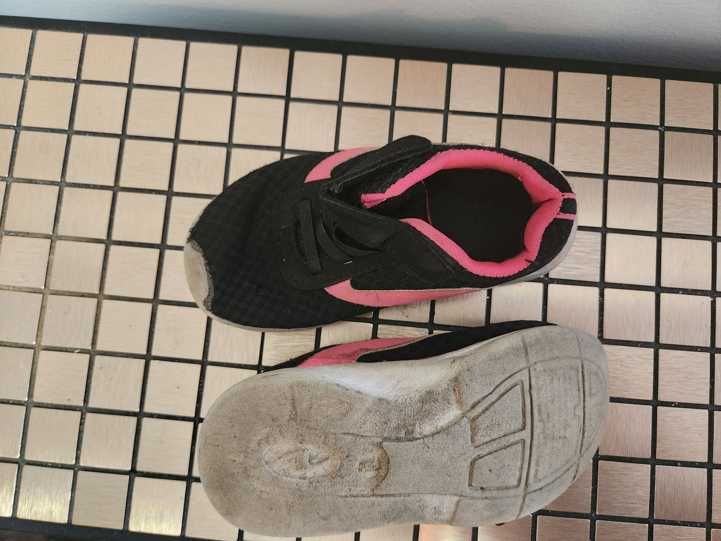 Girl's Runners - Size 9