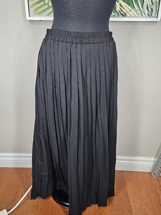 Black Pleated Maxi Skirt - Size 16